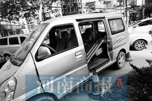 　面包車的后座上，放著被掰掉的車門