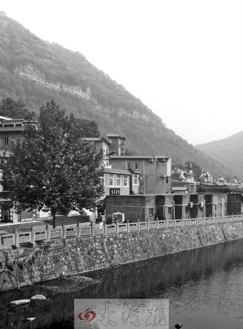 胡萬(wàn)林此次涉嫌非法行醫(yī)選擇的地點(diǎn),就在這座山下的農(nóng)家賓館內(nèi) 胡萬(wàn)林此次涉嫌非法行醫(yī)選擇的地點(diǎn),就在這座山下的農(nóng)家賓館內(nèi)