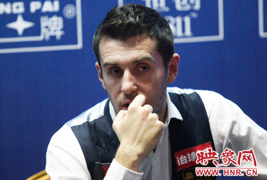 塞爾比在結(jié)束采訪時，情緒很低落