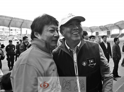 比賽結(jié)束后，老胡熱情擁抱老唐。