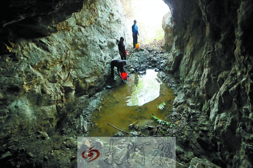 村民說以前這里的水很深，現(xiàn)在也就剩這么一點(diǎn)兒了。