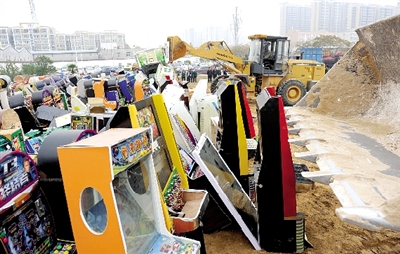 昨日16時(shí)，在鄭州市公安局治安支隊(duì)院內(nèi)，省會(huì)警方集中銷毀了“雷霆”行動(dòng)中查獲的賭博機(jī)等涉賭物品