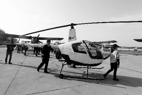 選拔賽現(xiàn)場(chǎng)，選手們正入場(chǎng)表演 記者 鄧萬里/攝