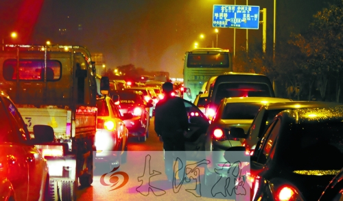 上周五晚上7點多,東風東路車輛擁堵,一個多小時只能前行100米。