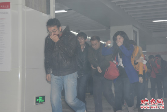 演習中，地鐵乘客從地鐵車廂中跑出。