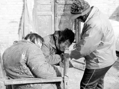 去年年初，武文英和雙胞胎腦癱兒子。圖片來(lái)源/《周口晚報(bào)》