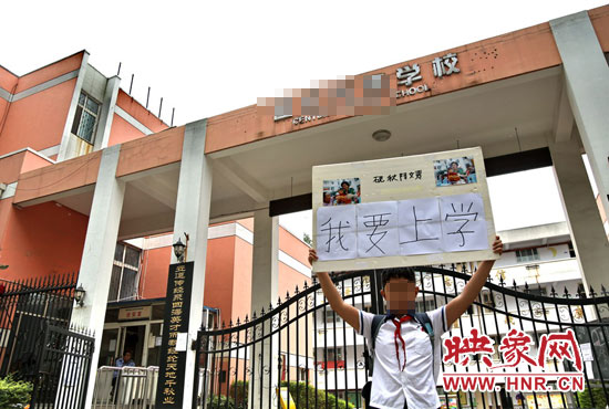 小聶對自己的母校感情很復雜。