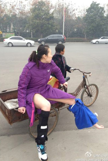 楊婕與朱婷相撞受傷下場-街頭大媽三輪送賓館。