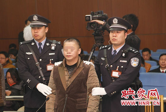 被告人被法警帶上法庭時，身上沒有戒具，也沒有剃光頭。（圖片來源于微博@豫法陽光）