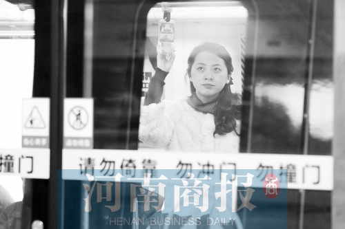 首個(gè)上班高峰，地鐵乘客以年輕的上班族為主