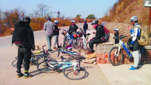 1月21日，他們路過湖南中路鋪鎮(zhèn)，在路邊短暫休息。