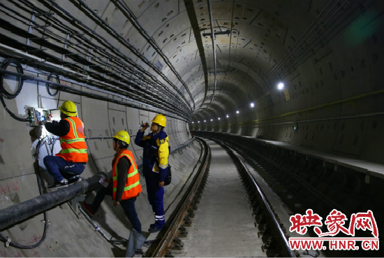 設(shè)施設(shè)備部通號(hào)室信號(hào)專業(yè)工程師正帶領(lǐng)著同事們進(jìn)行軌道信號(hào)轉(zhuǎn)轍機(jī)零件更換。