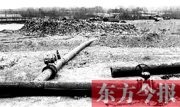 鄭州首座垃圾沼氣電廠并網(wǎng)發(fā)電，集氣管一端連接垃圾山深處，一端連接電廠集氣裝置