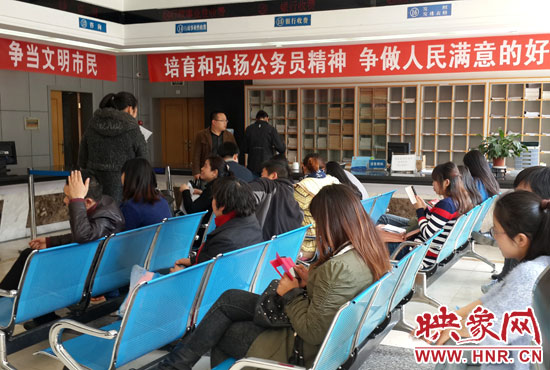 鄭州工商局辦事大廳內(nèi)都是等待登記注冊(cè)的人 鄭州工商局辦事大廳內(nèi)都是等待登記注冊(cè)的人