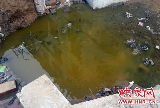 \路旁有一個水坑，污水不停在往外冒