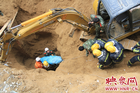 14點10分，經(jīng)過4個多小時的救援，消防官兵發(fā)現(xiàn)被埋男子，現(xiàn)在正從6米多深的塔吊塌方處抬出。