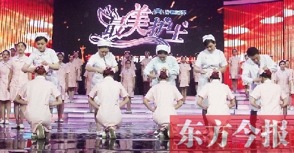 5月6日，“最美護士”的獲獎者給新護士授帽