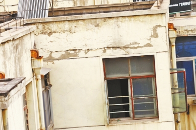 鄭州一醫(yī)院樓房破拆殃及周邊 附近老樓被“震裂” 鄭州一醫(yī)院樓房破拆殃及周邊 附近老樓被“震裂”