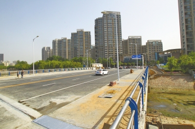 東風(fēng)渠上又一座人車(chē)兩用橋正式通車(chē)。