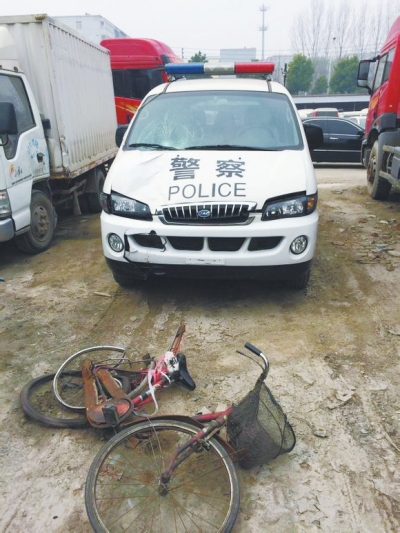 警車(chē)半夜撞人后逃逸 信陽(yáng)戒毒所:臨時(shí)工司機(jī)已被停工 警車(chē)半夜撞人后逃逸 信陽(yáng)戒毒所:臨時(shí)工司機(jī)已被停工