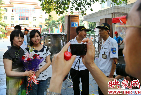 父親用手中的相機記錄下這重要的一刻。