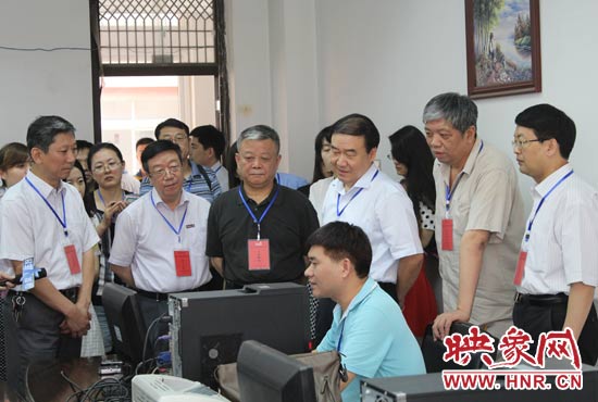 在評卷質(zhì)檢組,工作人員介紹說,今年有四級質(zhì)檢(即小組質(zhì)檢、題組質(zhì)檢、學(xué)科質(zhì)檢、省質(zhì)檢),確保嚴把質(zhì)量