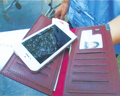 錢包里裝了5000來塊錢，懷里揣著最新的蘋果5S“土豪金”手機(jī)