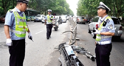 帶著車牌的車前臉留在了現(xiàn)場。