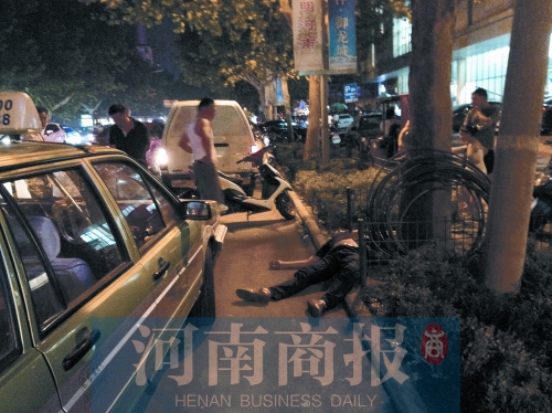 醉漢拳打的哥后耍賴趟地上不起來(lái) 民警開(kāi)車將其拉走