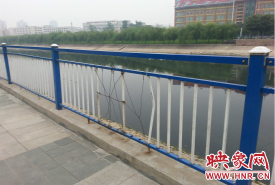 公園內(nèi)多個(gè)護(hù)欄中間的鋼筋條不翼而飛，僅僅是用幾根細(xì)細(xì)鐵絲纏住。