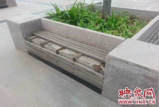 基礎(chǔ)設(shè)施破壞嚴(yán)重，一直無人修理。