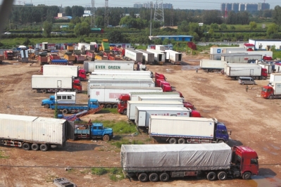 抓賭前，處警民警就藏身在這些廂式貨車內(nèi)。