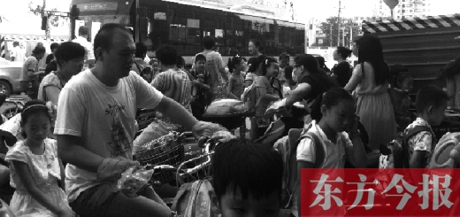 9月4日下午，文化路一小附近，大批陪讀家長接孩子。