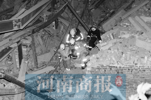 昨晚8點30分，消防員從廢墟中救出一名被埋者