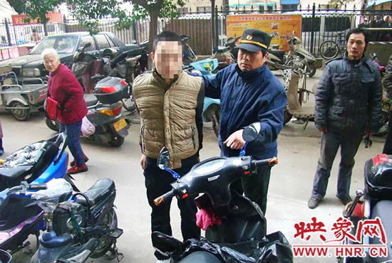 巡防隊員將盜賊控制。