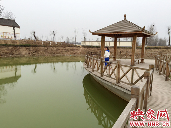 事發(fā)處就挨著亭子。