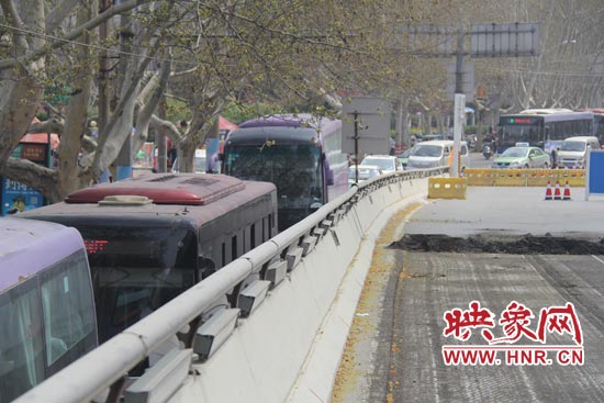 上下橋口圍擋處道路擁堵。