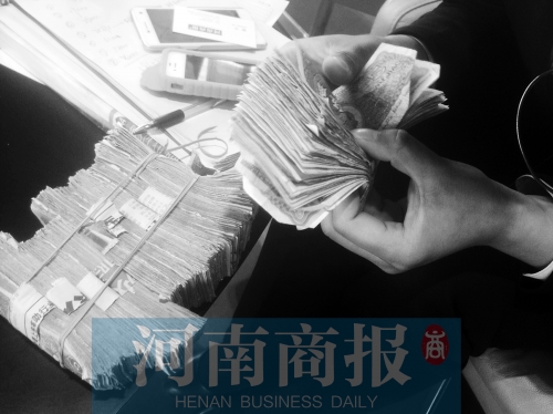 一名店員點(diǎn)了快一個(gè)小時(shí)，只點(diǎn)了一小部分零錢