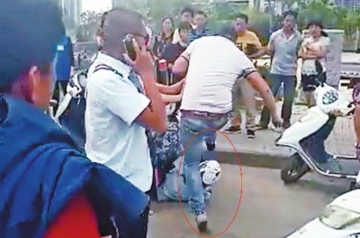 一男子有用腳踢女城管頭部的動(dòng)作 一男子有用腳踢女城管頭部的動(dòng)作