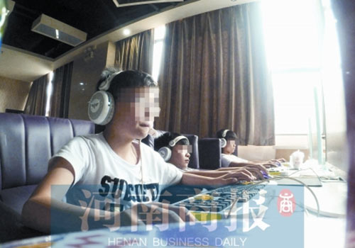 這家名為優(yōu)客體育競技俱樂部的店內(nèi)，有許多未成年人在上網(wǎng)玩游戲