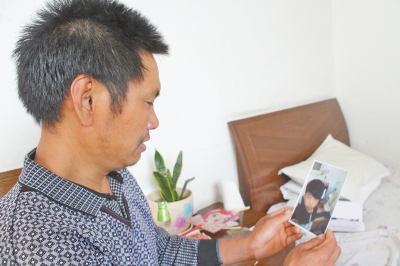 46歲的山村農(nóng)民祁振崗在失去兒子的同時，又陷入了“沒錢帶兒子回家”的揪心之痛中。