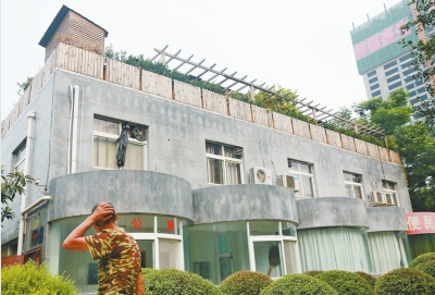 一樓是公廁，綠化后的樓頂開了個露天燒烤攤