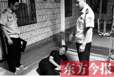 渾身酒氣的趙某被城管隊(duì)員逮到后躺在地上不起來(lái) 渾身酒氣的趙某被城管隊(duì)員逮到后躺在地上不起來(lái)