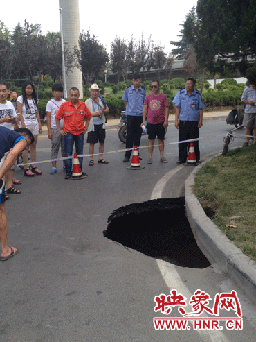 市民調(diào)侃這次塌陷難道是天太熱？