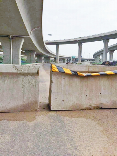  京廣快速路北延地面道路北三環(huán)入口處，一排石墩擋道，不讓入內(nèi)。