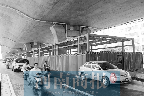 建設(shè)中的隴海路快速公交站臺(tái)，這條線路或取名B5