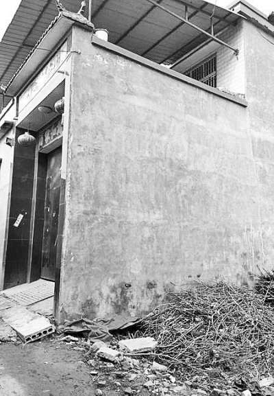 李曉陽(yáng)跳下來(lái)的位置位于家里的二樓平臺(tái)上，距離地面五六米高。