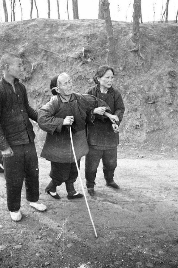 災民，看到左側年輕人的白鞋，應該是剛死去親人