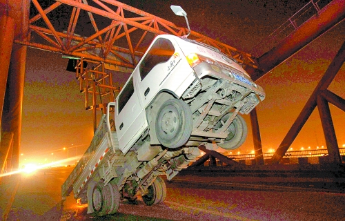 　車上升降機(jī)的工作臺(tái)被卡，車身前部高高翹起。