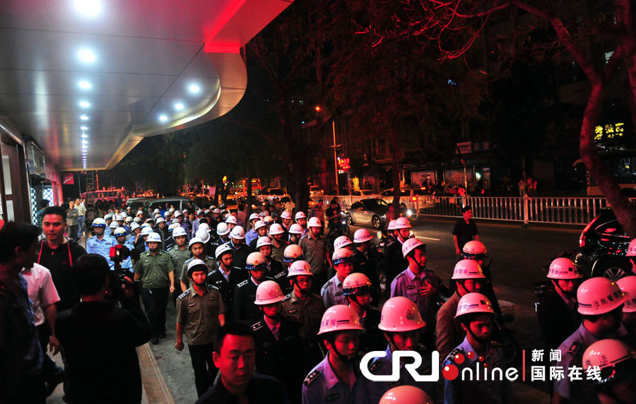 2012年12月26日晚，海南省三亞市，三亞市綜合行政執(zhí)法局河西大隊(duì)近百名城管上街執(zhí)法。